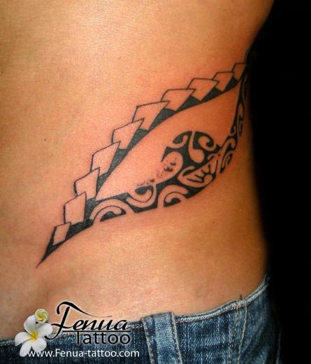 15b°) tattoo polynesien sur le cote
